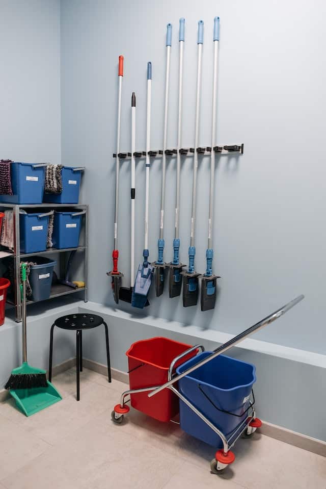 mop-stand-storage