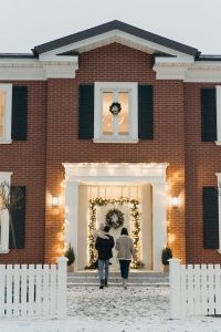 fake-spray-snow-christmas-door