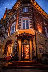 framing-fairy-lights-christmas-door-ideas